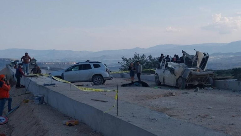 mersinde-korkunc-kaza-firlayan-mermerler-isci-minibusunu-parcaladi-1-olu-3-yarali-8fLksAcA.jpg