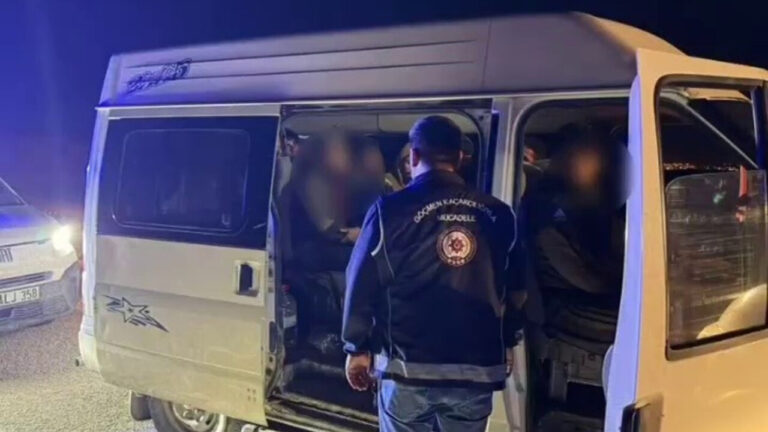minibuste-14-kacak-gocmen-yakalandi-organizatore-124-bin-tl-ceza-qvcSz7Vf.jpg