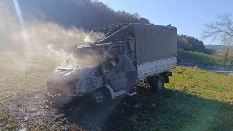 motoru-yanmaya-baslayan-kamyonetten-canini-zor-kurtardi-VvPxId61.jpg