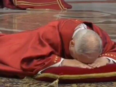 Papa 14. Leo, Kutsal Cuma ayininde ritüelini yerine getirdi