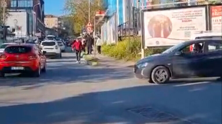 sokak-ortasinda-dehset-surucuyu-darbedip-motosiklete-el-koydular-EC8qshBj.jpg