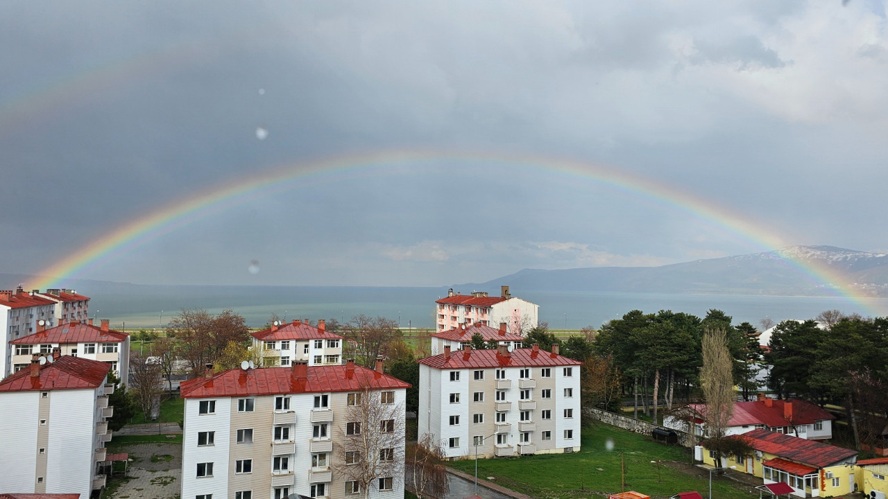 Van Gölü üzerinde gökkuşağı kartpostallık manzara sundu