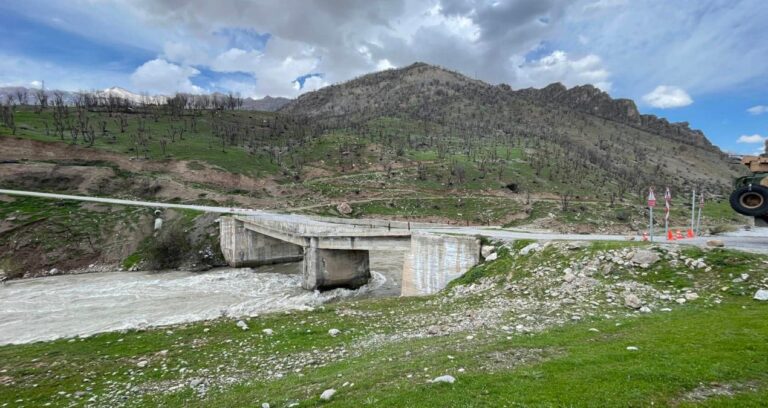 vanda-kopru-kullanima-kapatildi-mahalleli-mahsur-kaldi-5WPHEu36.jpg