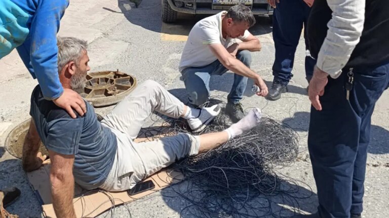 yer-sakarya-servis-araci-cadde-uzerinde-calisan-iscinin-ayagini-ezdi-tMfWRPQN.jpg