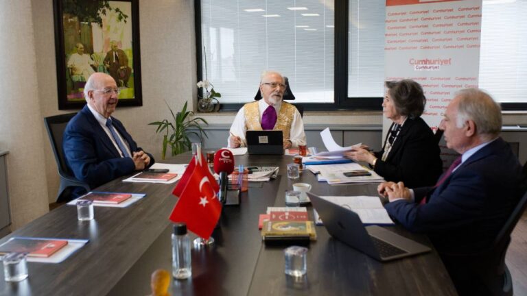 yuvarlak-masa-cumhuriyetimizi-yeniden-ayaga-kaldirmaliyiz-jKCBYtK8.jpg