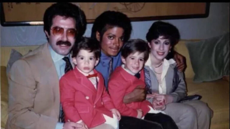 11-yasimda-basladi-michael-jacksonin-gizli-ailesi-konustu-FvANukR1.jpg