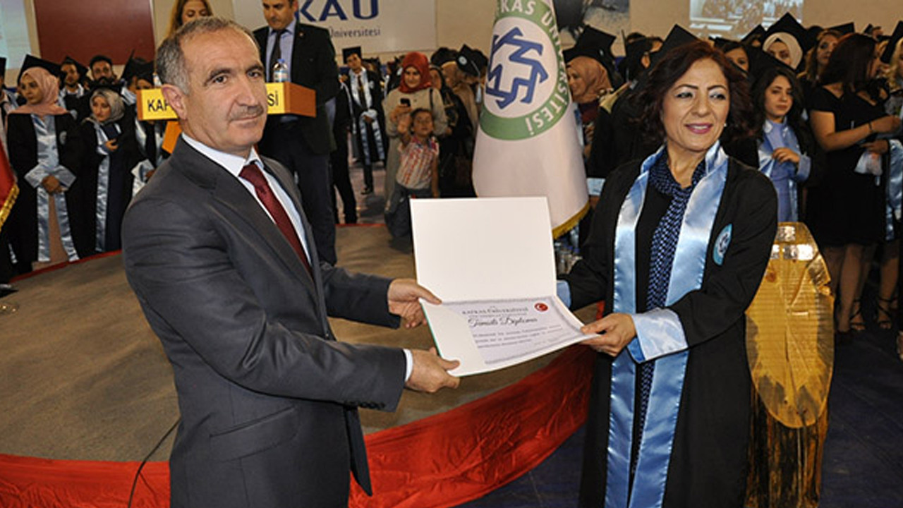 3-cocuk-annesi-kadin-universiteyi-okul-birincisi-olarak-tamamladi-QpDQxr2t.jpg