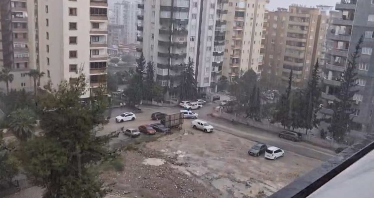 adanada-saganak-ve-dolu-hayati-felc-etti-F9Q21nru.jpg
