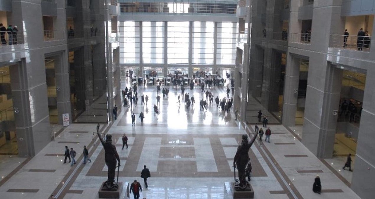 adliye-girisinde-yakayi-ele-verdi-bosanma-davasi-acacaktim-dedi-Dwvu2sLP.jpg
