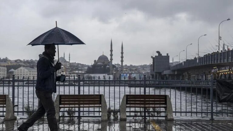 akom-istanbulu-tarih-vererek-uyardi-sicakliklar-aniden-dusecek-ZObPr9lQ.jpg