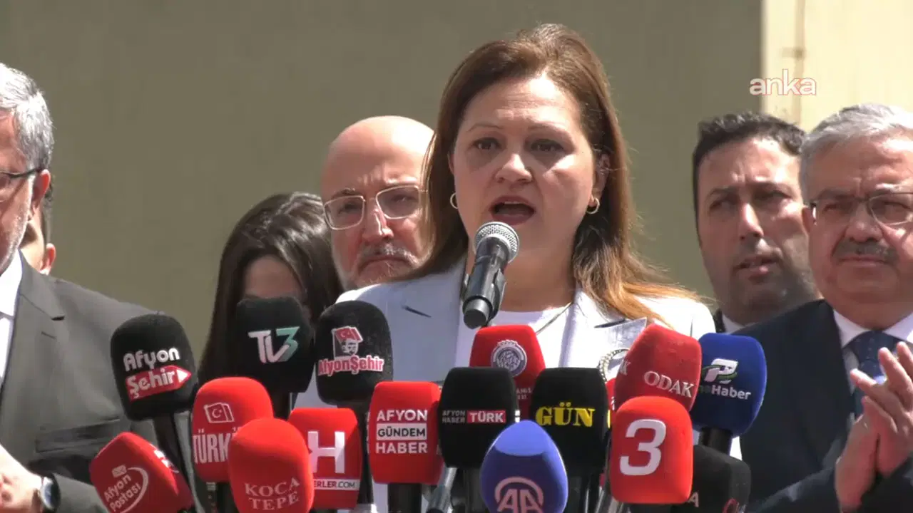 akpli-burcu-koksal-afyonkarahisarda-konustu-yatirimlari-hayata-gecirmek-icin-yeni-doneme-adim-attik-ekUzOt2D.jpg