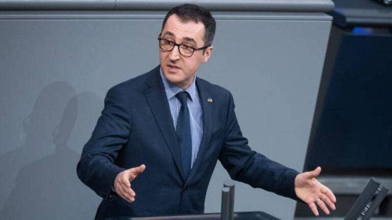 almanyada-bir-ilk-turk-kokenli-cem-ozdemir-eyalet-basbakani-oldu-I11cZtTe.jpg
