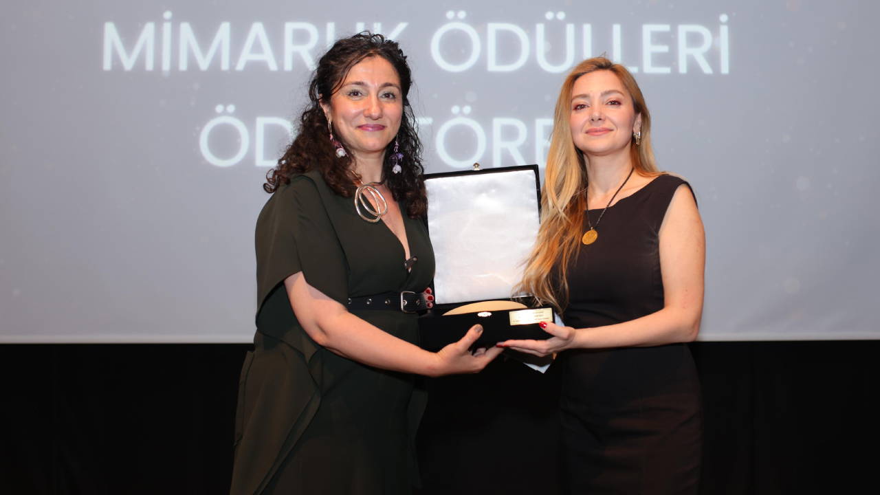 altin-cekulden-saint-gobain-turkiyenin-surdurulebilir-ve-hafif-insaat-cozumleri-iletisim-stratejisine-ozel-takdir-odulu-2KwbcmBy.jpg