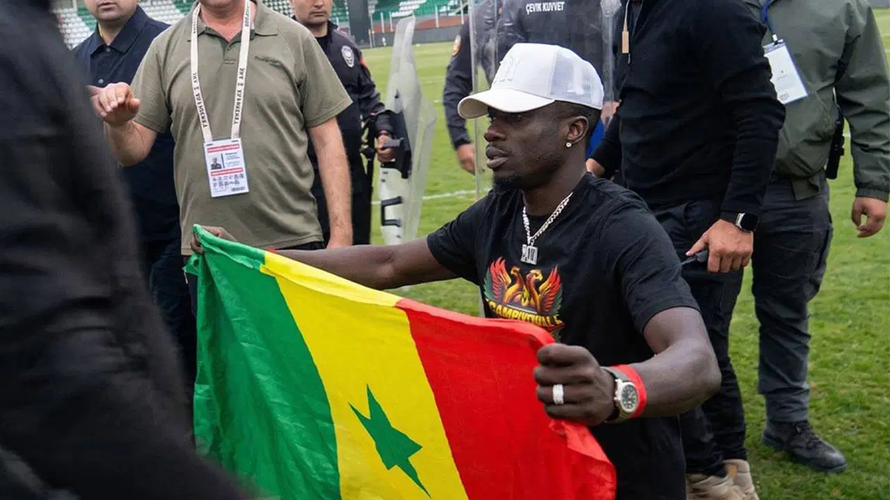 amedsporlu-mbaye-diagnenin-senegal-bayragi-kriz-yaratti-polis-evine-gitmis-IlCJkekM.jpg