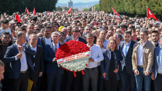 Anıtkabir’de Özgür Özel’e ‘çelenk’ engeli! ‘Genel Başkan’ yazısına müdahale edildi