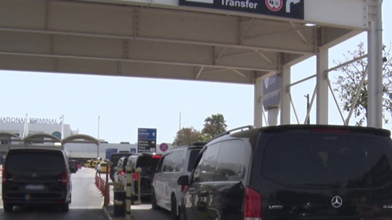antalya-havalimaninda-vip-transfer-krizi-dakika-basi-ceza-esnafi-sokaga-doktu-jWxpJFvU.jpg