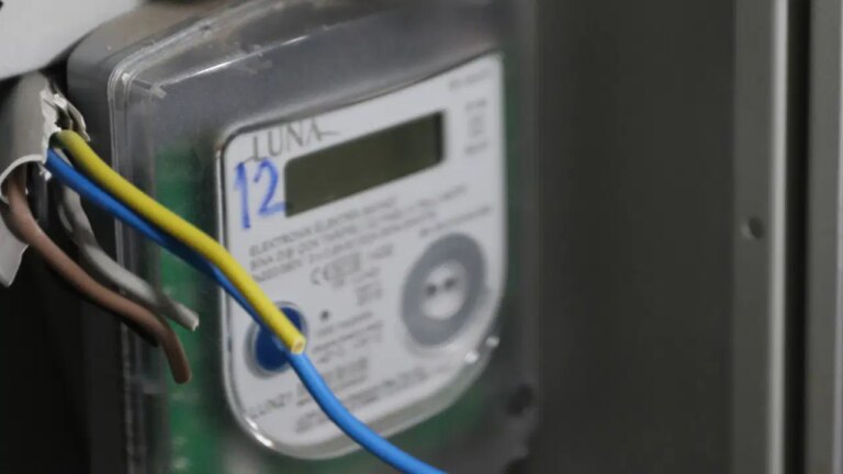antalyada-bir-garip-olay-ev-sahibinin-borcu-nedeniyle-tum-binanin-elektrigi-kesildi-x2IjrTYA.jpg