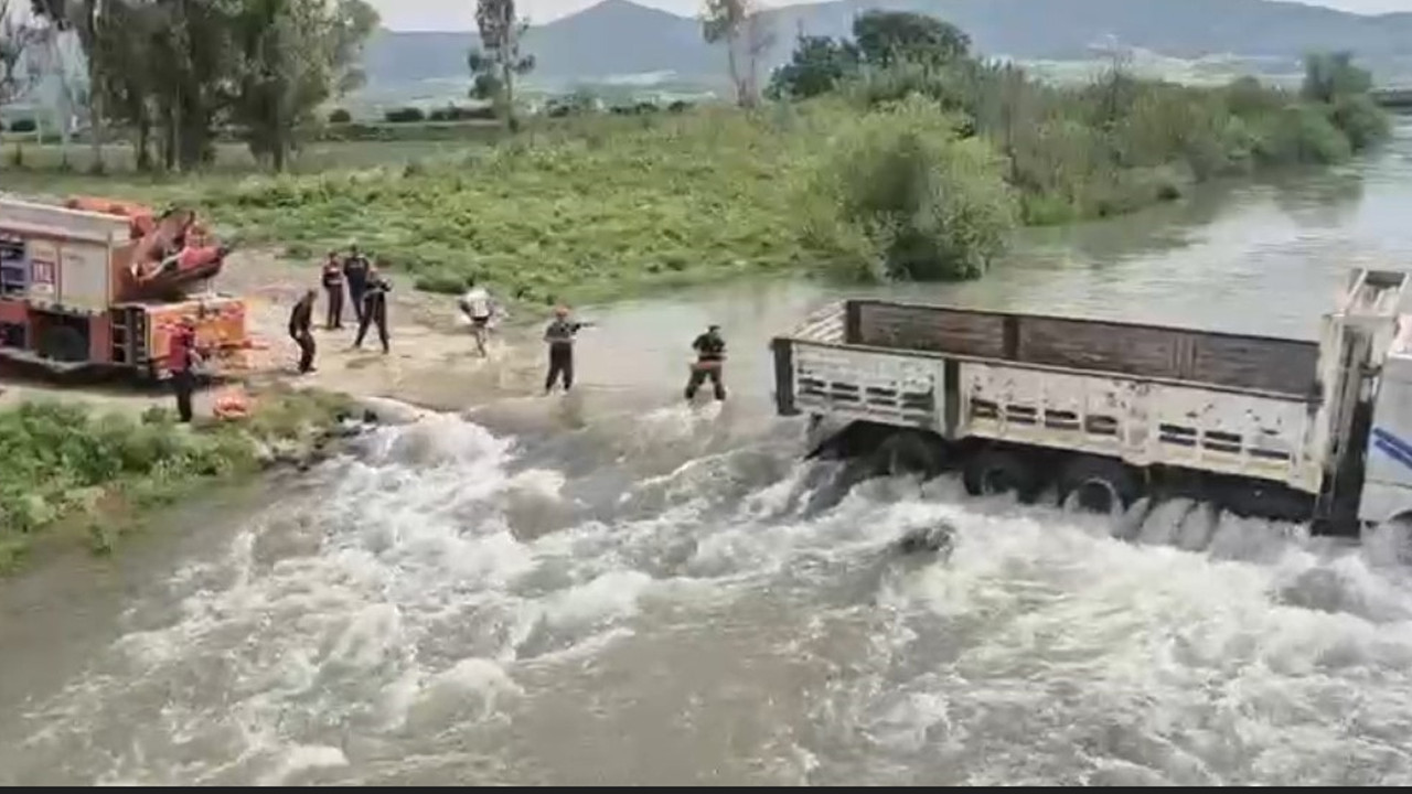 azgin-sularda-kamyonda-can-pazari-halatlarla-kurtardilar-yKIjus8N.jpg