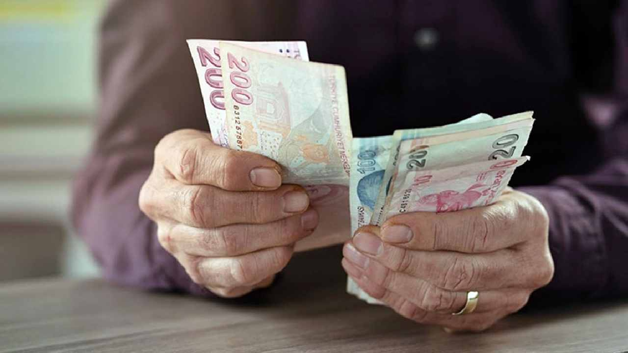 bankalar-muslugu-acti-bayram-oncesi-emekli-promosyonlari-belli-oldu-wEbOJGPz.jpg