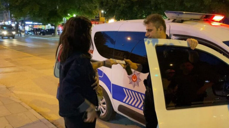 bankamatikte-unutulan-parayi-gorup-polise-teslim-etti-j3Yk36Pd.jpg
