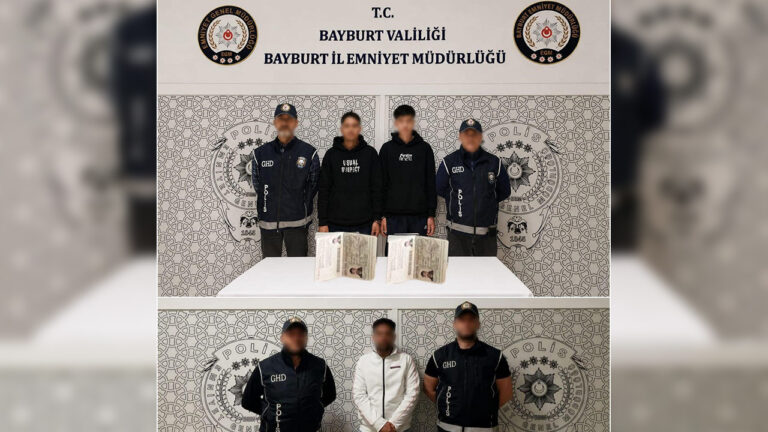 bayburtta-5-duzensiz-gocmen-yakalandi-3-sahte-pasaport-cikti-NR84A1Vz.jpg