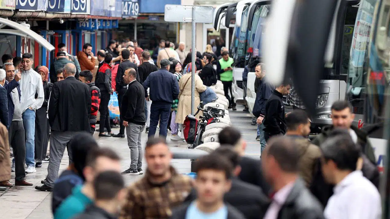bayramda-memleket-gezisi-de-tatil-de-hayal-oldu-cocuklarin-karnini-bile-zor-doyuruyoruz-dAVRL4B6.jpg