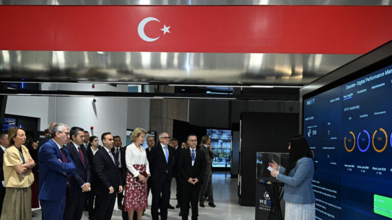 belcika-kralicesi-mathilde-mext-teknoloji-merkezini-ziyaret-etti-XunVKmw5.jpg