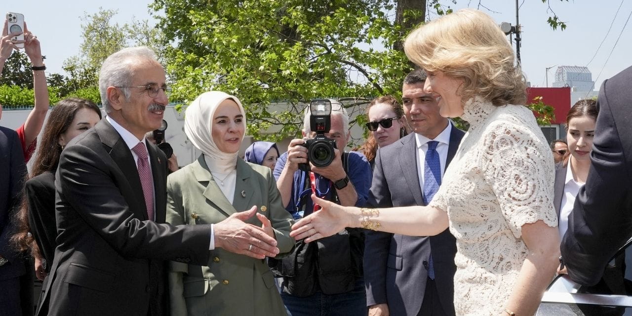 belcika-kralicesi-mathildeden-deniz-muzesine-ziyaret-P8JBZDiT.jpg