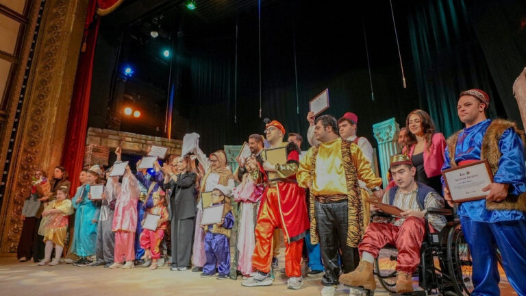 beyoglunda-sanat-engel-tanimadi-tarihi-sahnede-ozel-performans-aYplO8I8.jpg