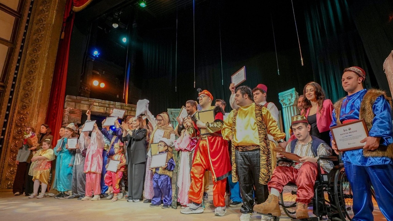 beyoglunda-sanat-engel-tanimadi-tarihi-sahnede-ozel-performans-aYplO8I8.jpg