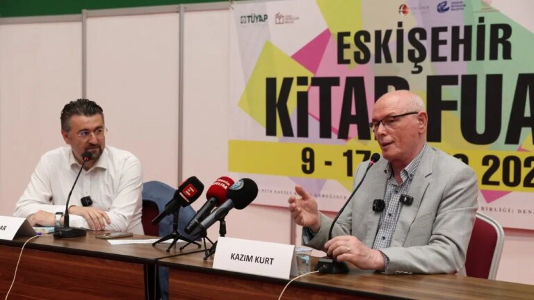 bir-halk-adaminin-yolculugu-eskisehir-kitap-fuarinda-okurla-bulustu-mBKwQrQm.jpg