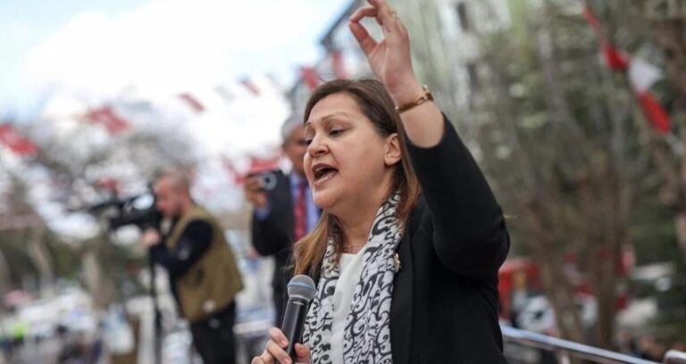 burcu-koksal-akpye-katilacagi-tarihi-acikladi-5NqcwnQZ.jpg