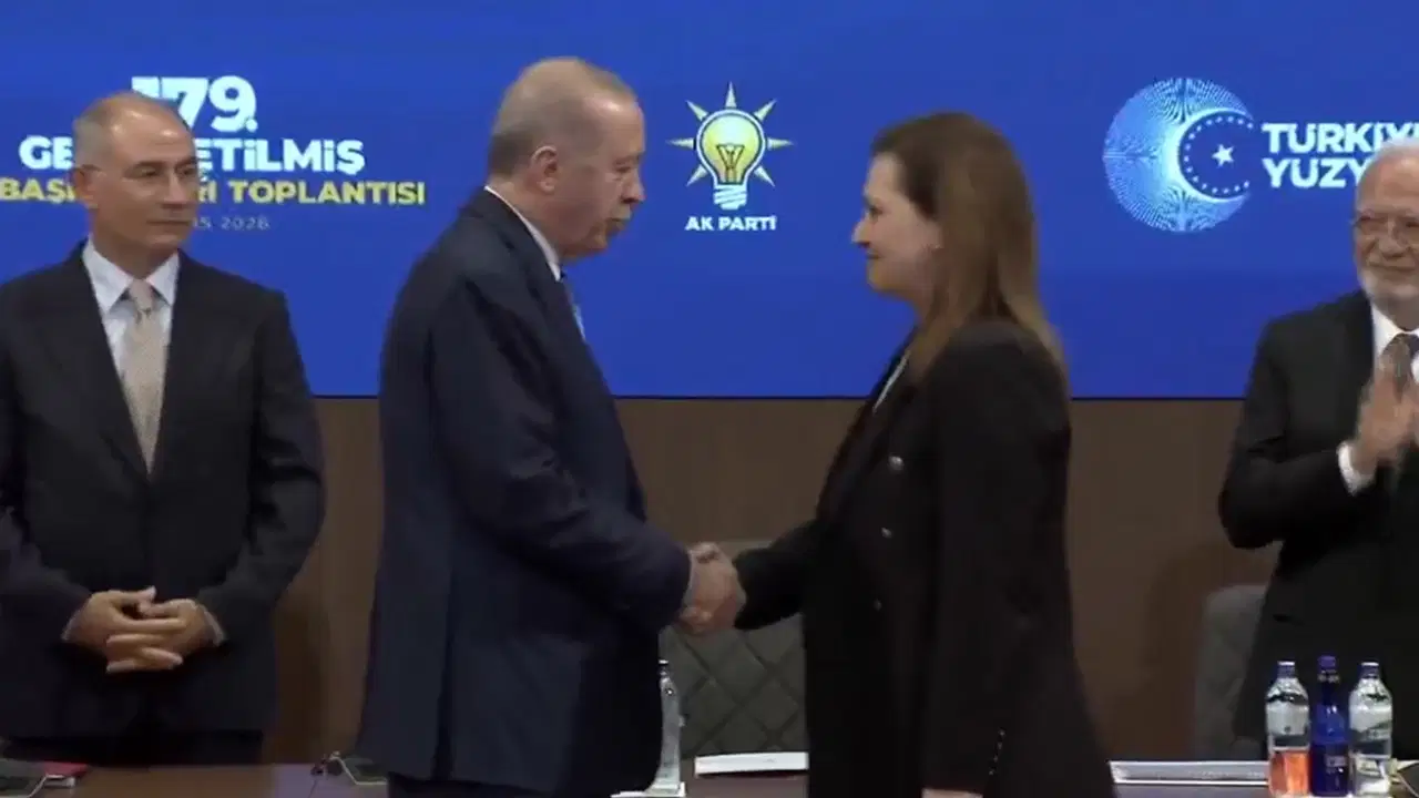 burcu-koksal-resmen-akpye-katildi-erdogan-irkci-fasist-dedigi-koksalin-transferini-bu-sozlerle-duyurdu-FihntOqU.jpg