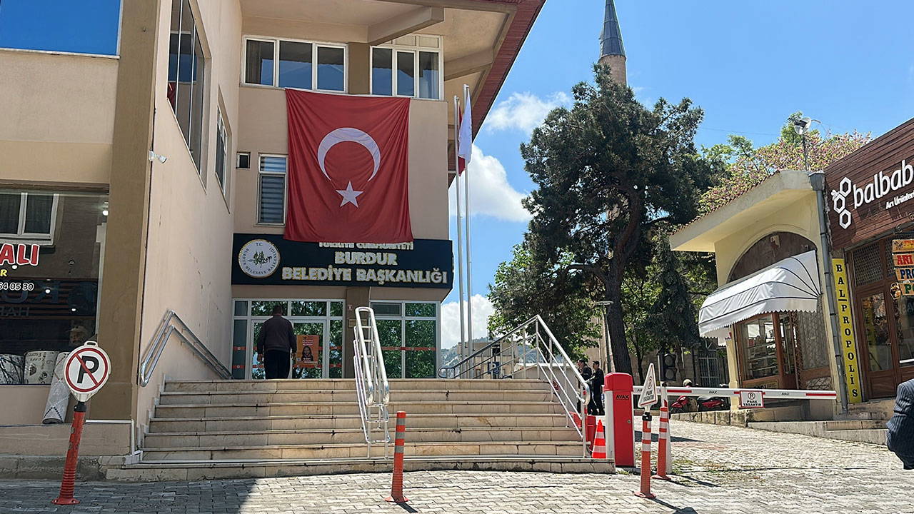 burdur-belediyesi-hakkinda-iddianame-belediye-baskani-ali-orkun-ercengiz-ve-50-kisiye-hapis-istendi-ET8NakDC.jpg