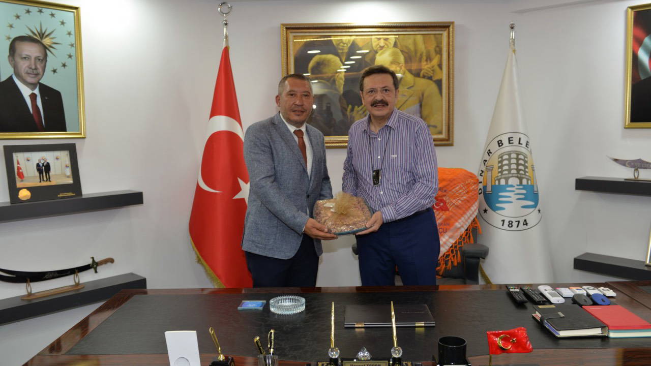 chpden-istifa-edip-akpye-gececegi-soylenen-veysel-topcunun-akp-enkazi-afisi-yeniden-gundemde-Z9qZFaQx.jpg