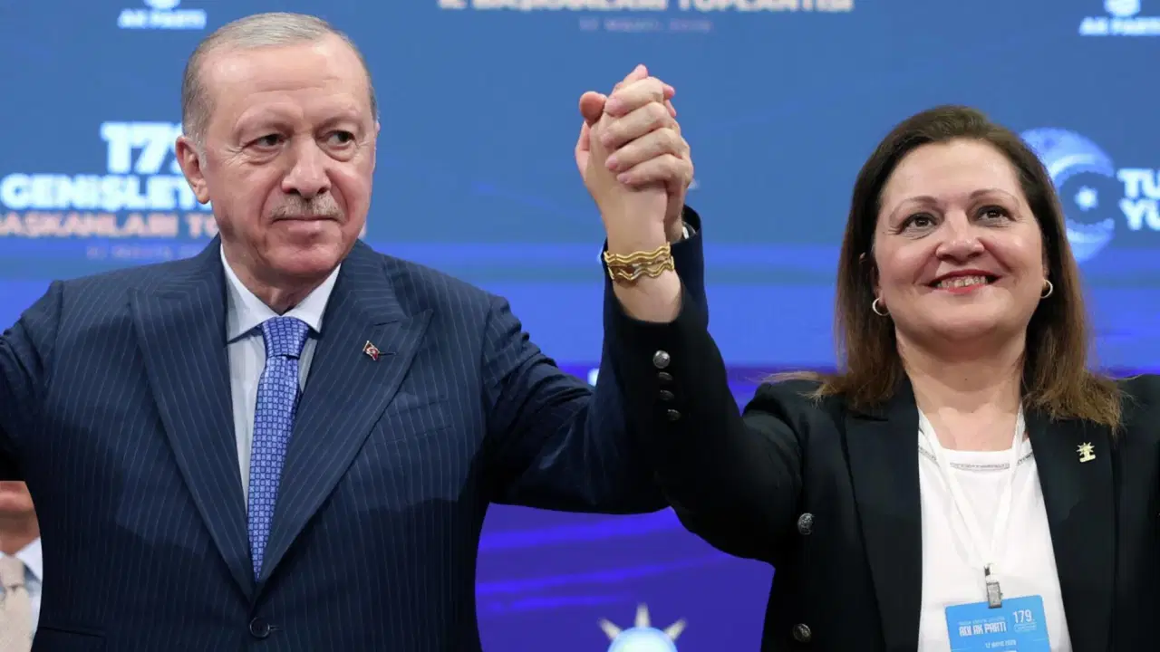 chpli-asu-kayadan-akpye-gecen-burcu-koksala-sert-tepki-dun-hirsiz-dediklerinin-bugun-elini-eelmztI5.jpg