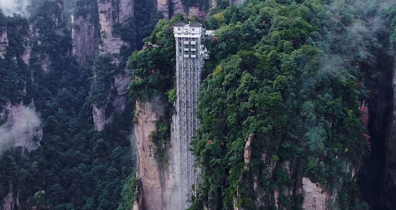 daglarin-icini-oyup-326-metre-yuksekliginde-dev-asansor-insa-ettiler-DK4QPmiK.jpg