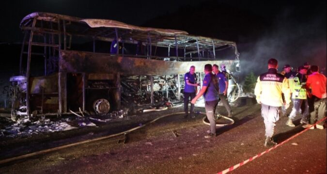 Denizli’de bariyerlere çarparak yanan yolcu otobüsündeki 3 kişi öldü, 20 kişi yaralandı