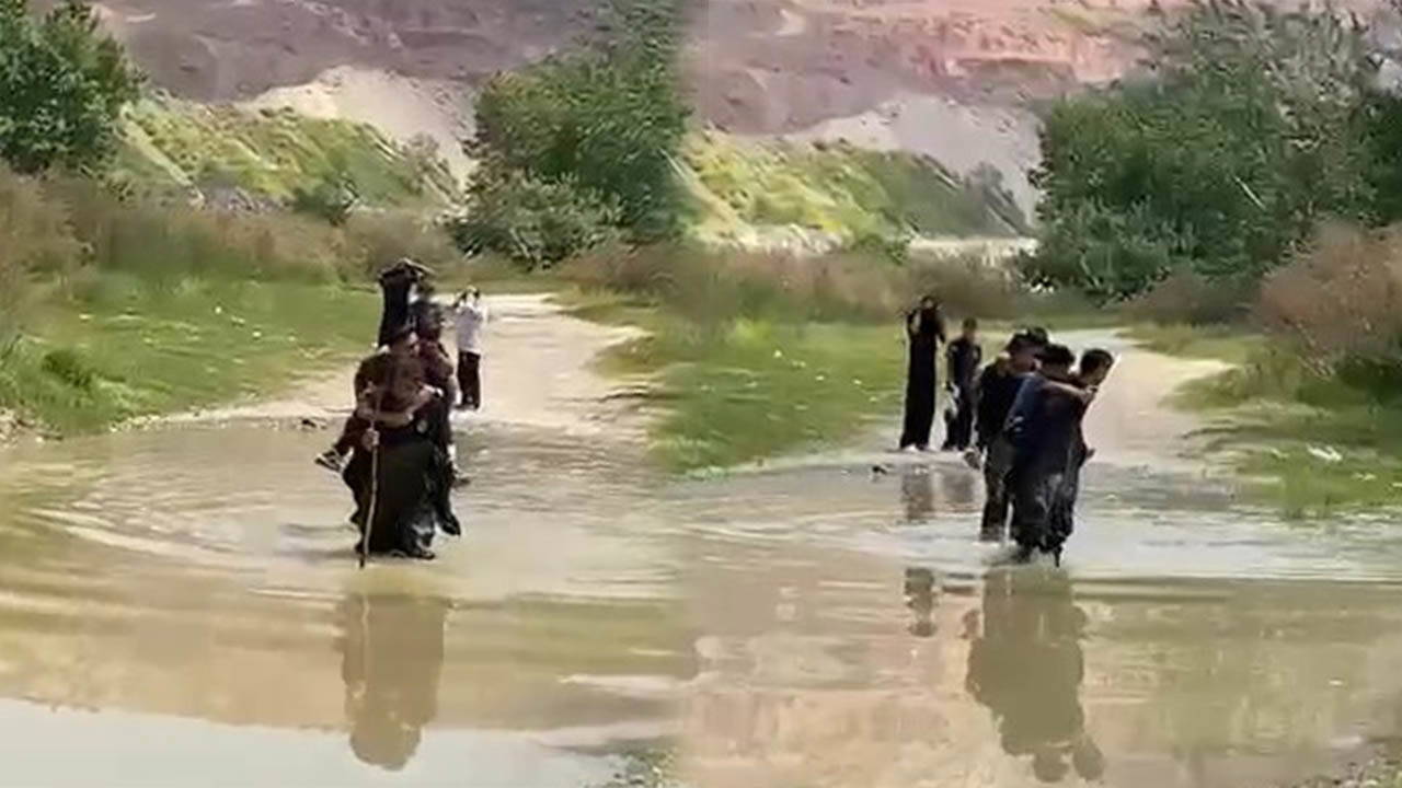 dere-kenarinda-mahsur-kalan-5-arkadasi-itfaiye-kurtardi-fE1hbdCj.jpg