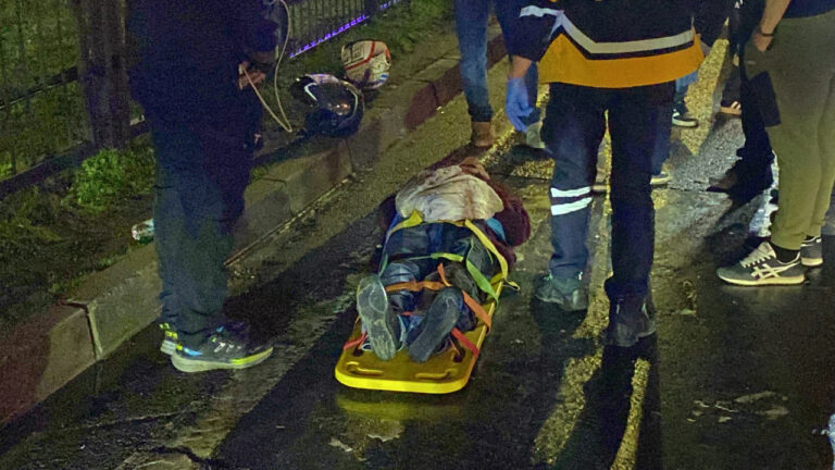 devrilen-motosikletteki-2-kisi-yaralandi-Z72Z8hYi.jpg