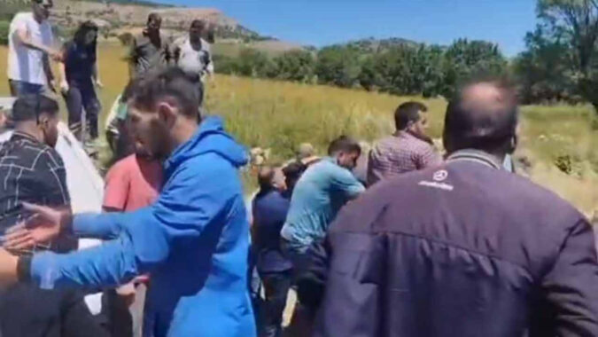 Diyarbakır’da seyir halindeki araca silahlı saldırı: Olay yerinde can verdi