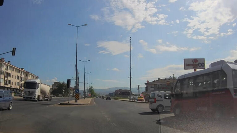 duzcede-kavsakta-feci-carpisma-hafif-ticari-arac-ile-ozel-halk-otobusu-birbirine-girdi-8UpjhWFs.jpg