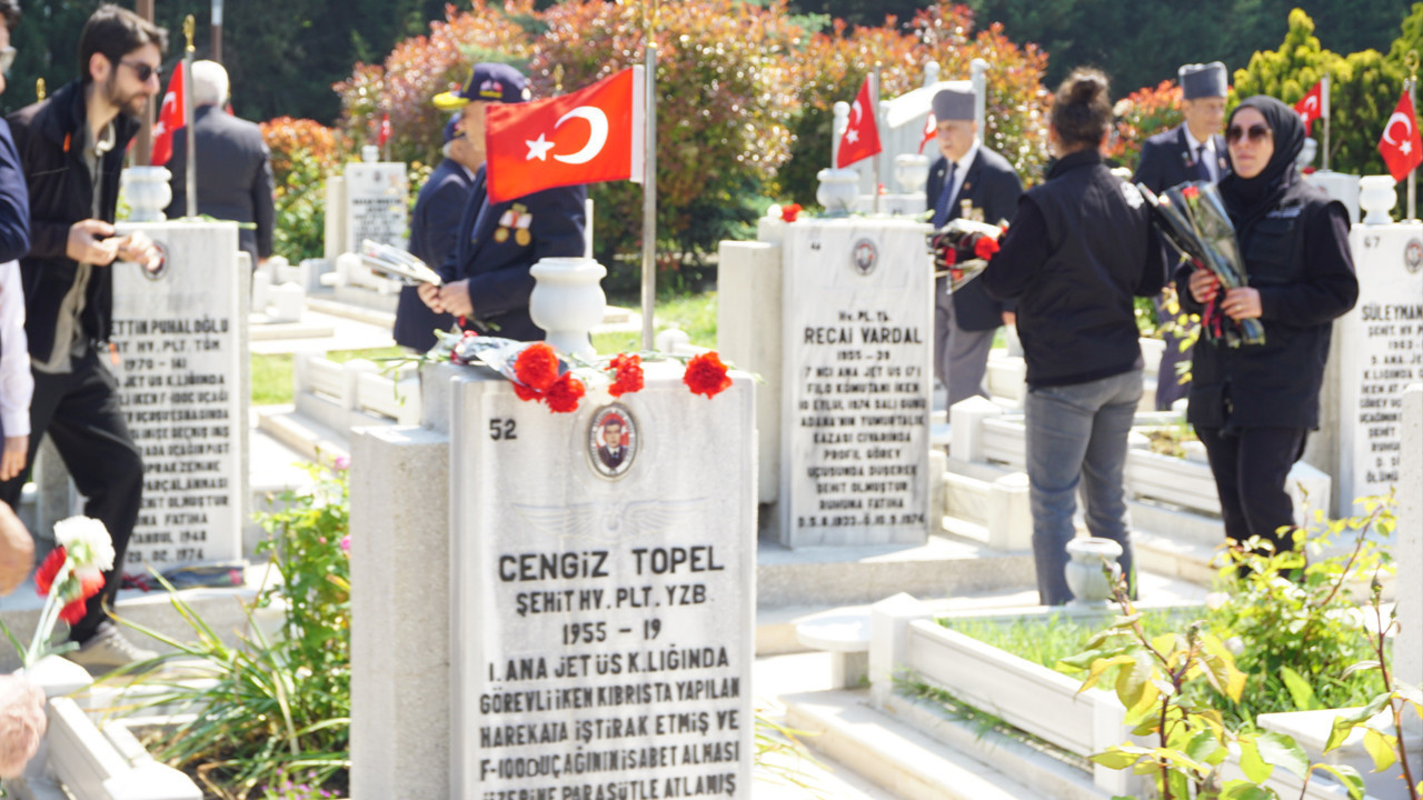 edirnekapi-sehitliginde-duygusal-anma-hava-sehitleri-unutulmadi-L1DTxBVS.jpg