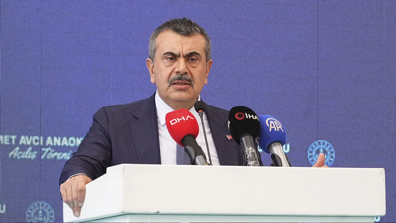 egitim-is-baskani-ozbay-969-okul-yoneticisi-tekinin-konusmasina-plansizca-cagrildi-NYDR3BIZ.jpg