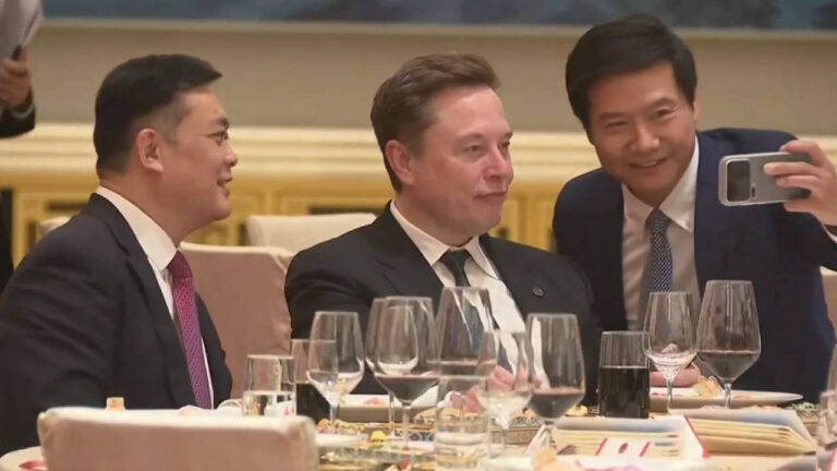elon-musk-en-buyuk-rakibini-tanimadi-dibine-kadar-girip-selfie-cekti-gEaOdhZ3.jpg