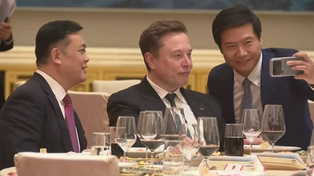 elon-musk-en-buyuk-rakibini-tanimadi-dibine-kadar-girip-selfie-cekti-gEaOdhZ3.jpg