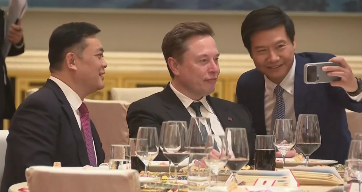 elon-musk-ile-hayran-gibi-fotograf-cektirdi-silikon-vadisini-sallayan-isim-cikti-4in2fYb2.jpg