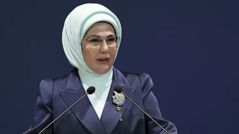 emine-erdogan-ebeleri-unutmadi-kAlskVfk.jpg