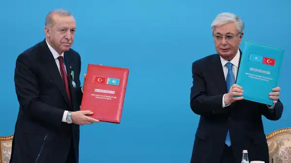 erdogan-tokayev-ile-gorustu-turkiye-ile-kazakistan-arasinda-13-anlasma-imzalandi-yxZNyjMT.jpg