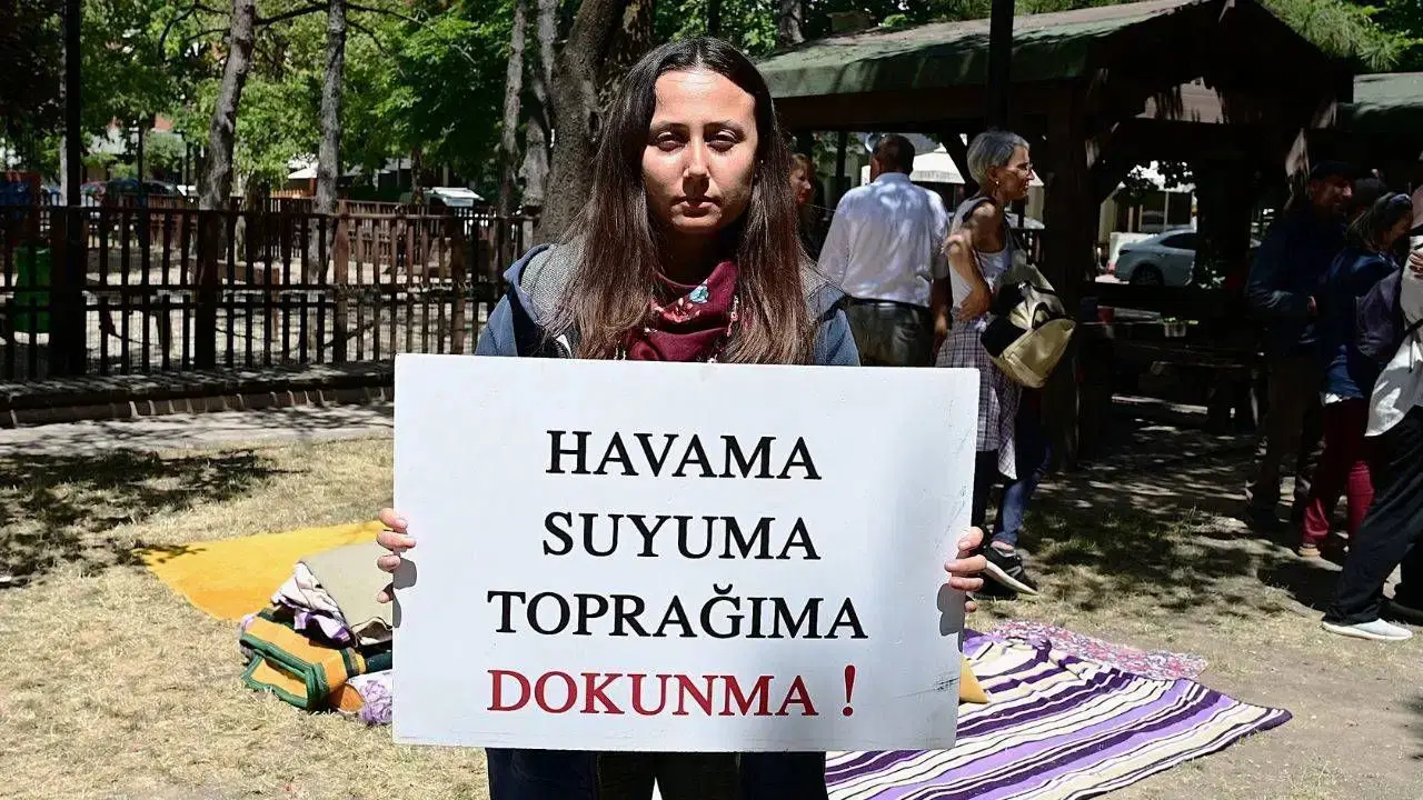 erinc-sagkandan-esra-isik-aciklamasi-mutluluk-verici-cavskJRa.jpg